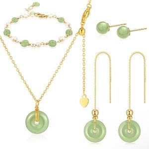 Set of 4 pieces jewelry.